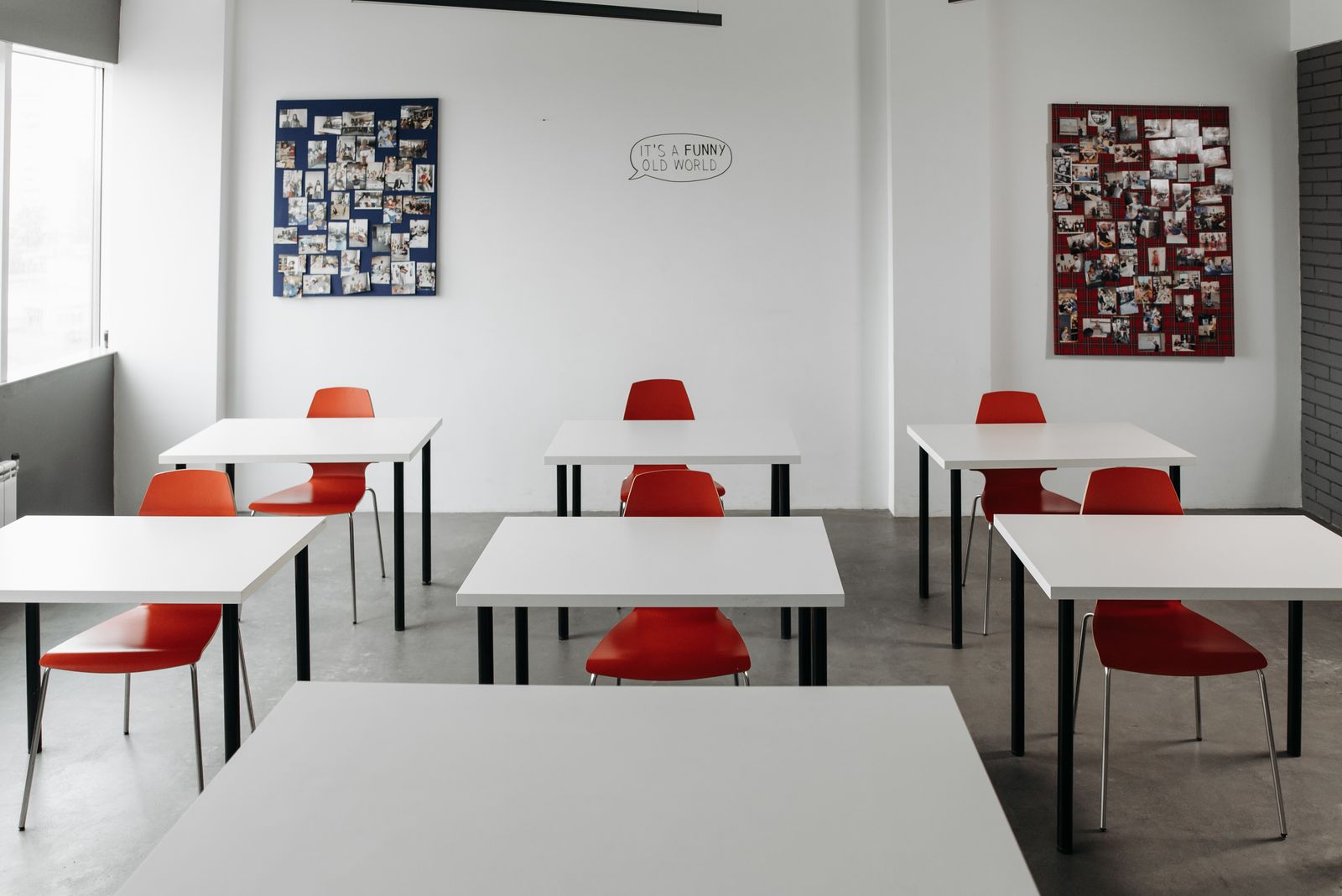 Pusta współczesna sala lekcyjna