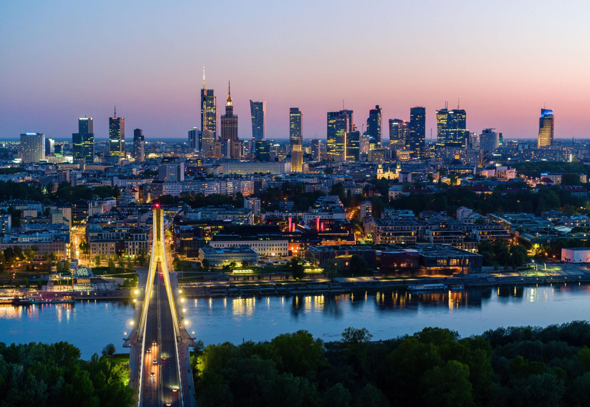 Panorama Warszawy o zmierzchu widziana znad Wisły
